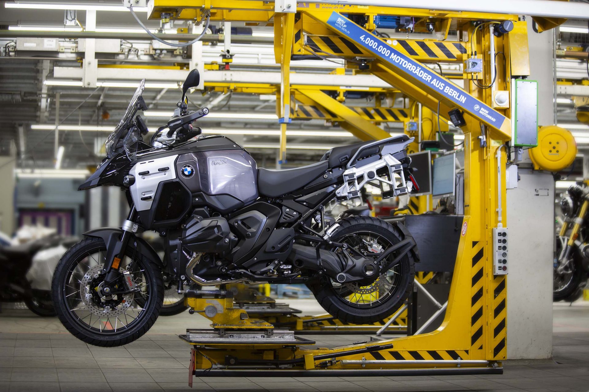 Produktion des viermillionsten im BMW Group Werk Berlin gefertigten Motorrads: BMW R 1300 GS Adventure auf einer Station der Montagelinie in der Werkshalle.