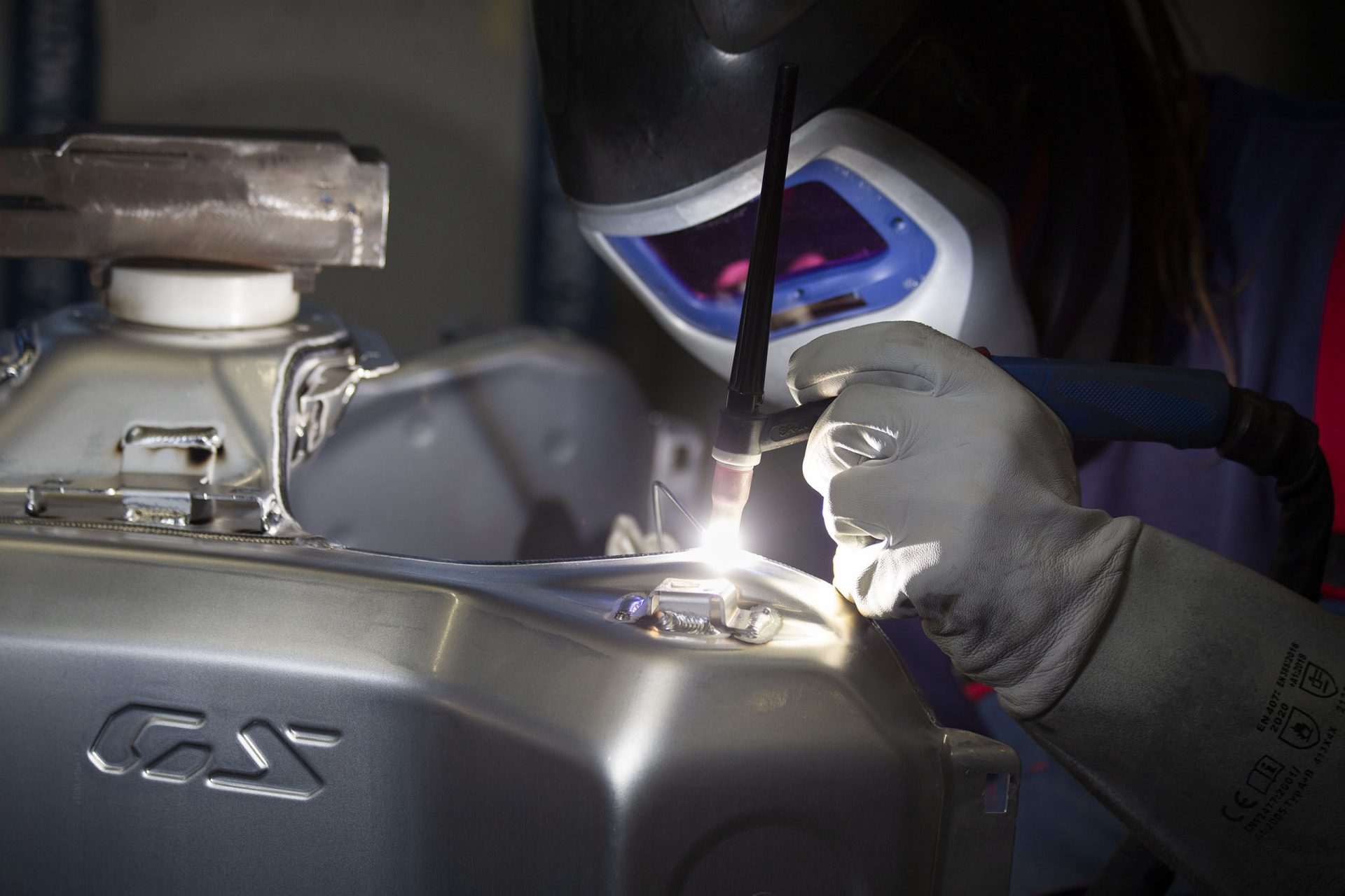 Produktion des Tanks für das viermillionste im BMW Group Werk Berlin gefertigte Motorrad, eine BMW R 1300 GS Adventure, an einer Fertigungsstation in der Werkshalle.