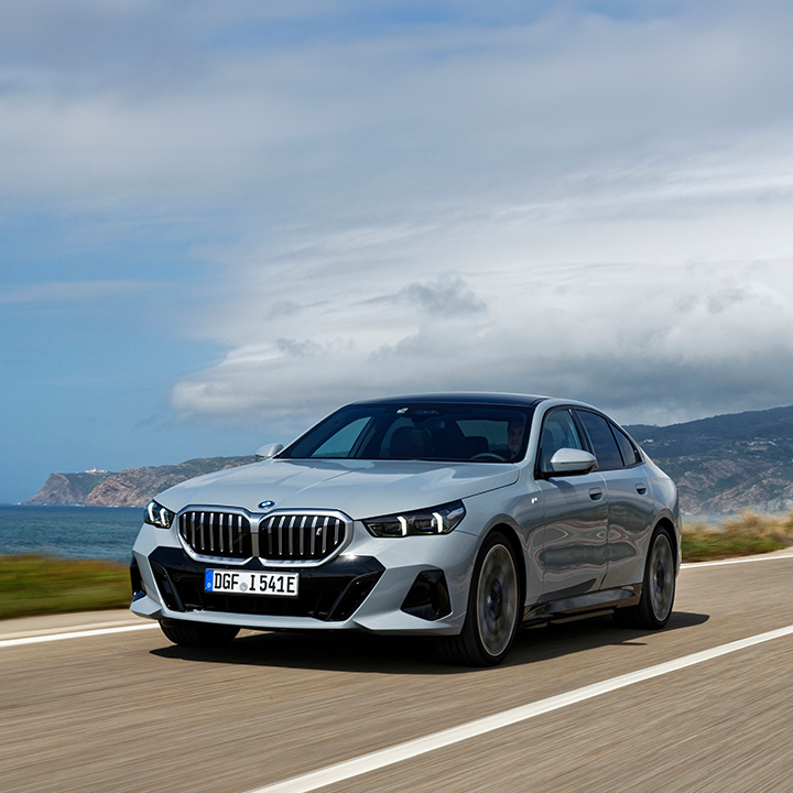 BMW 5er fährt auf einer Landstraße