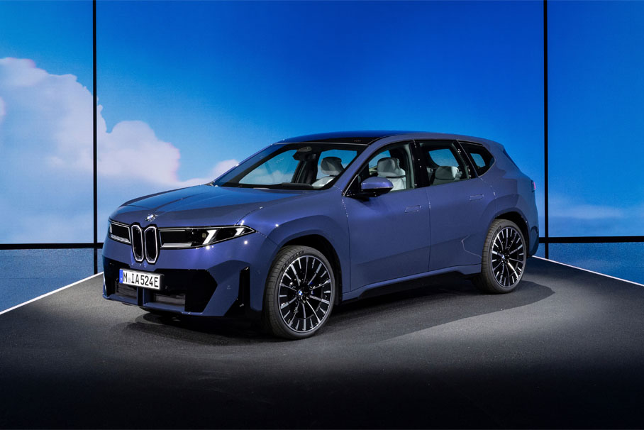 Ein BMW Classic Modell wird in dem Elvis Raum ausgestellt.