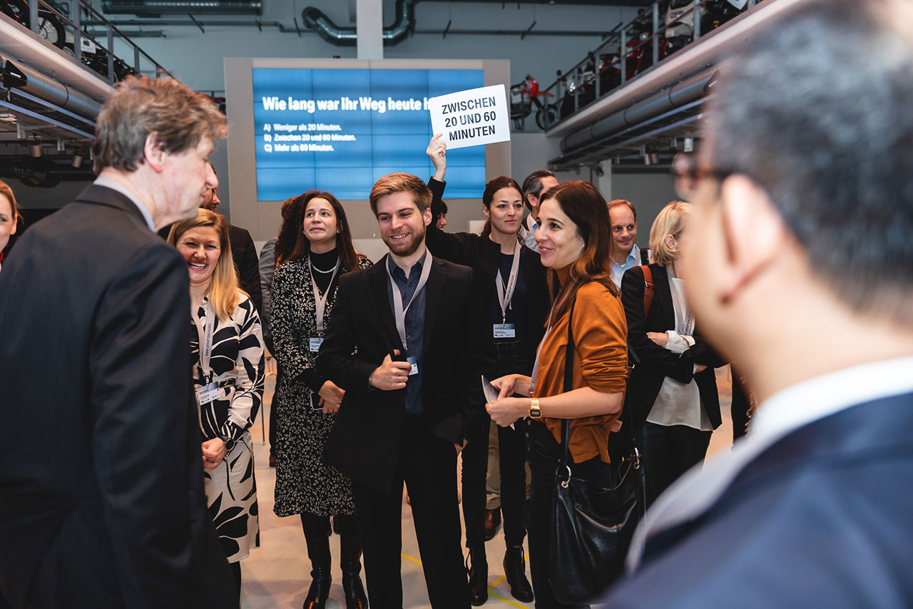 Menschen stehen in Konferenz-Halle