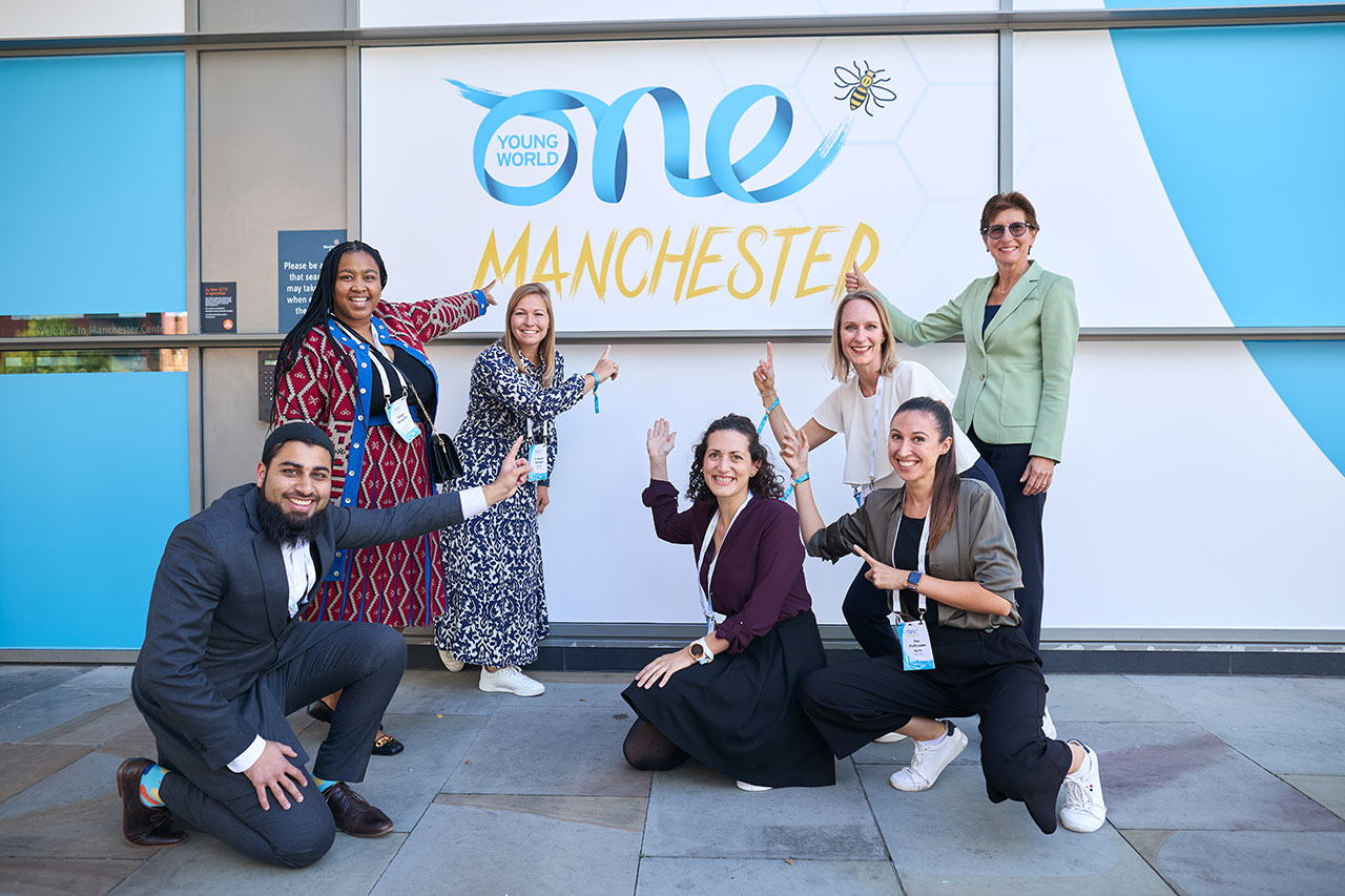 Menschen vor OYW-Banner