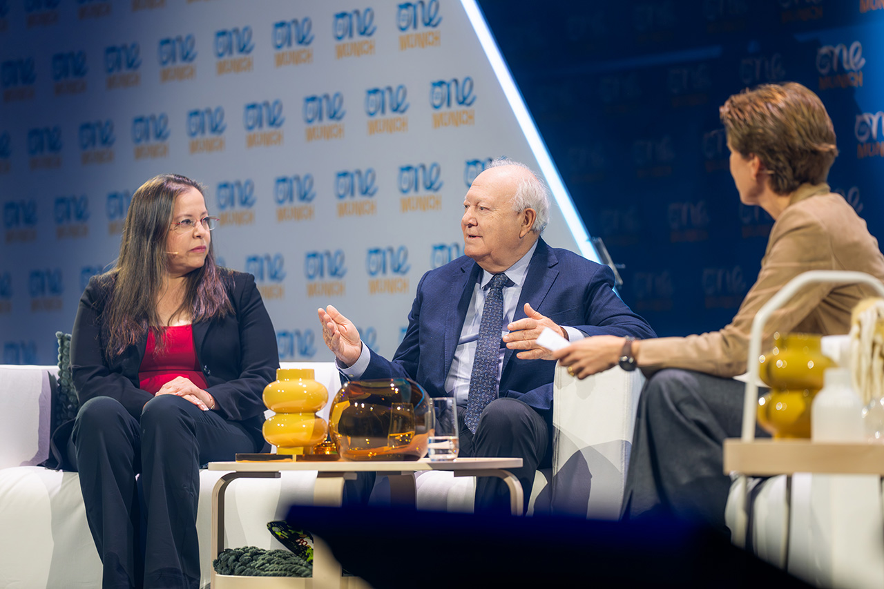 Ilka Horstmeier auf der Podiumsdiskussion mit Miguel Ángel Moratinos, Hoher Repräsentant der UN Alliance of Civilizations (UNAOC) und Gabriela de la Torre Gründerin von PAUTA.