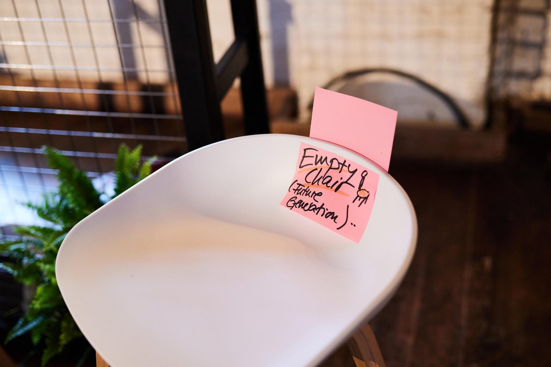  Ein leerer Stuhl mit einer Notiz, die darauf hinweist, dass er frei ist.