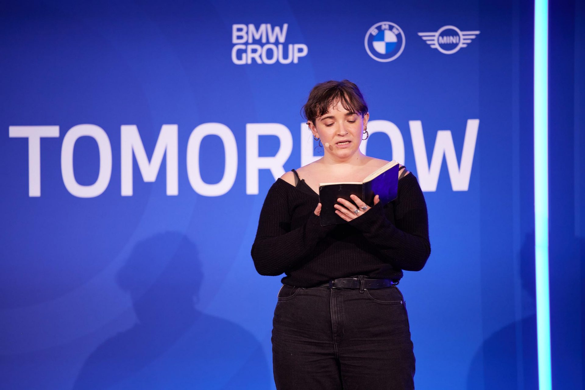 Rednerin auf einem BMW Event, die über Innovation spricht