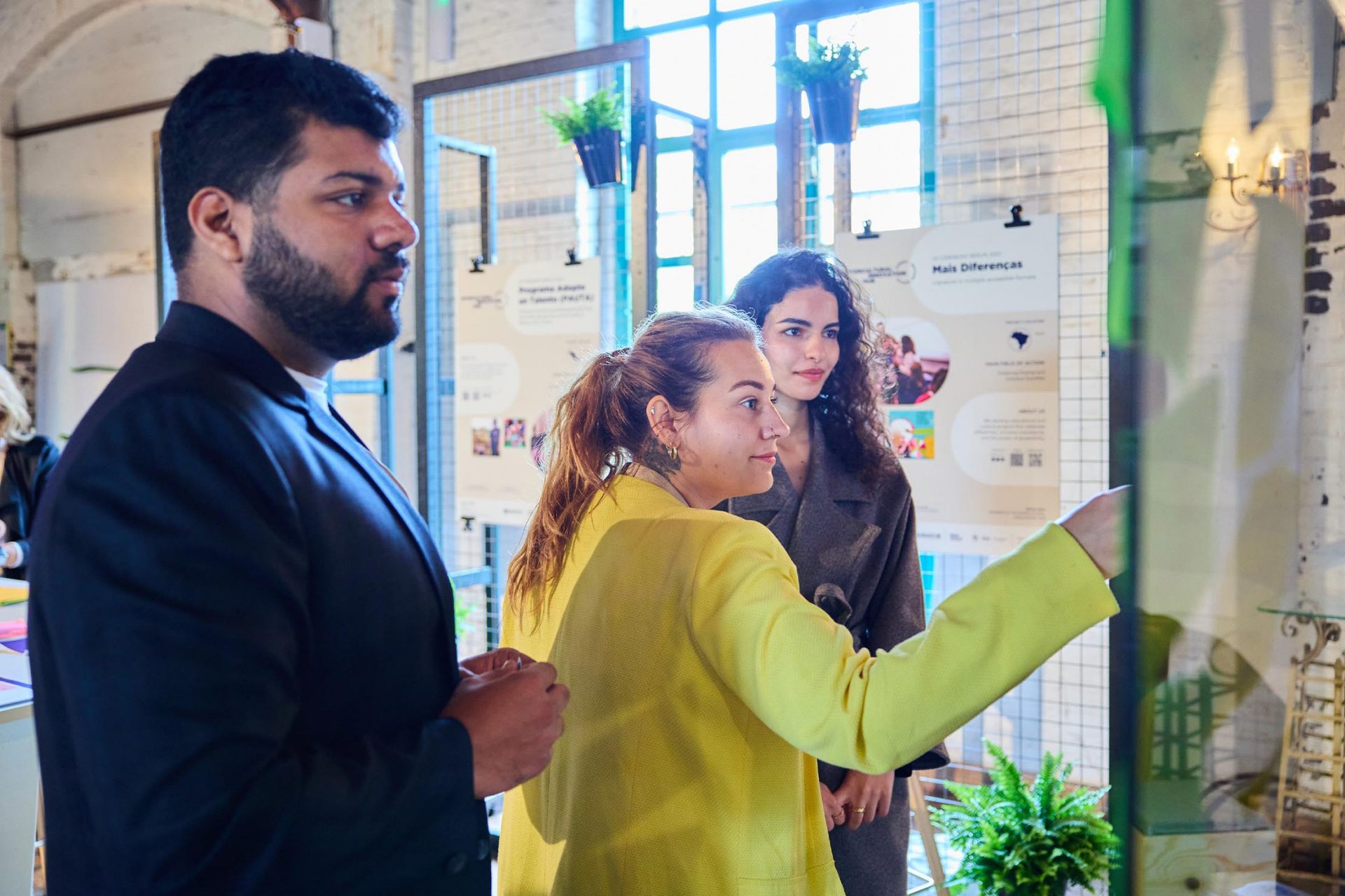 Teammitglieder diskutieren innovative Ideen in einem modernen Büro. 