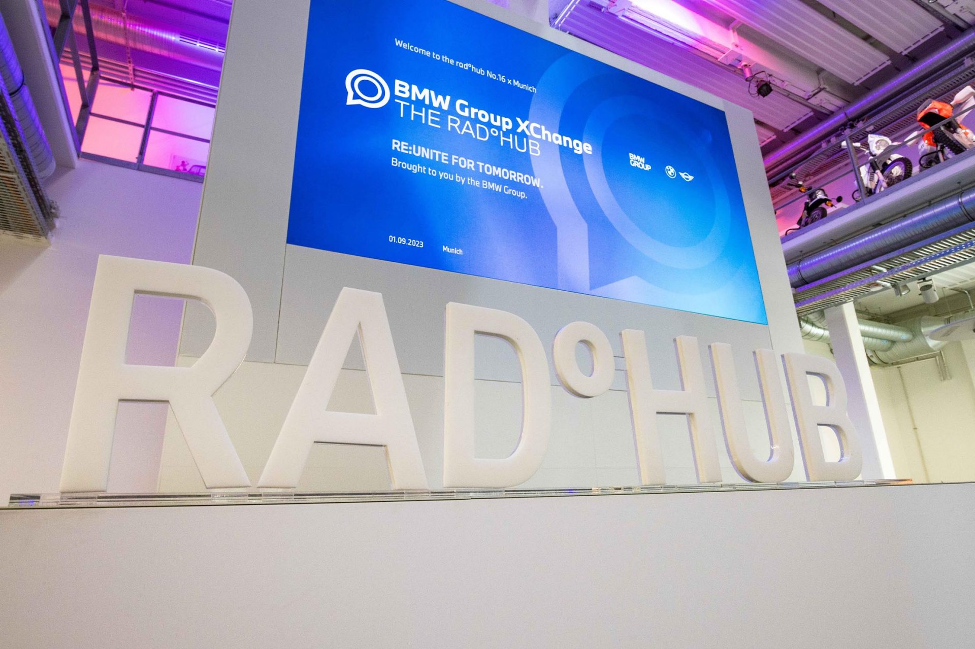  Bühne mit RAD°HUB-Logo bei einer Konferenz