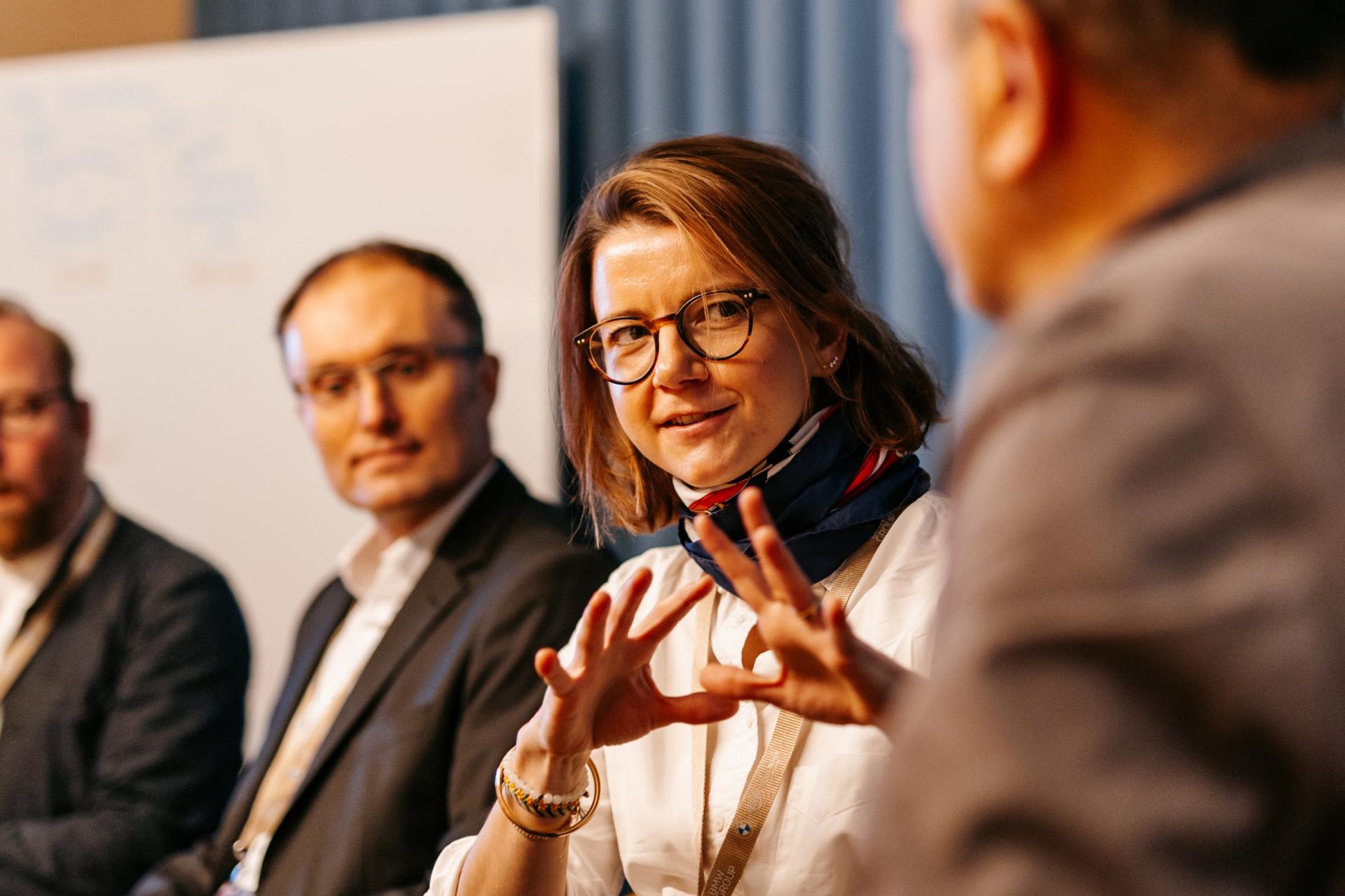 4 Personen im Bild unterhalten sich