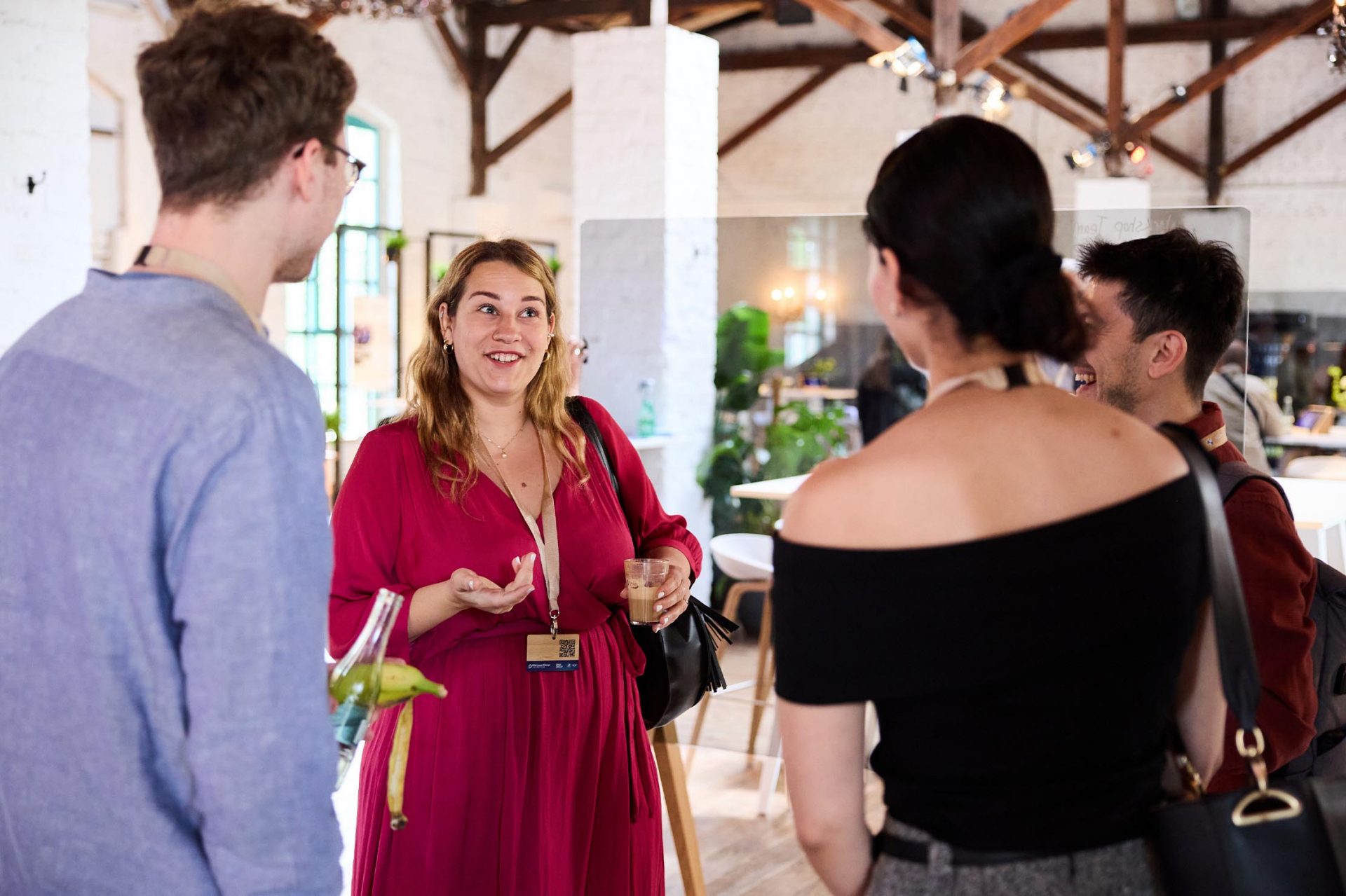  Vier Personen bei einem motivierten Gespräch