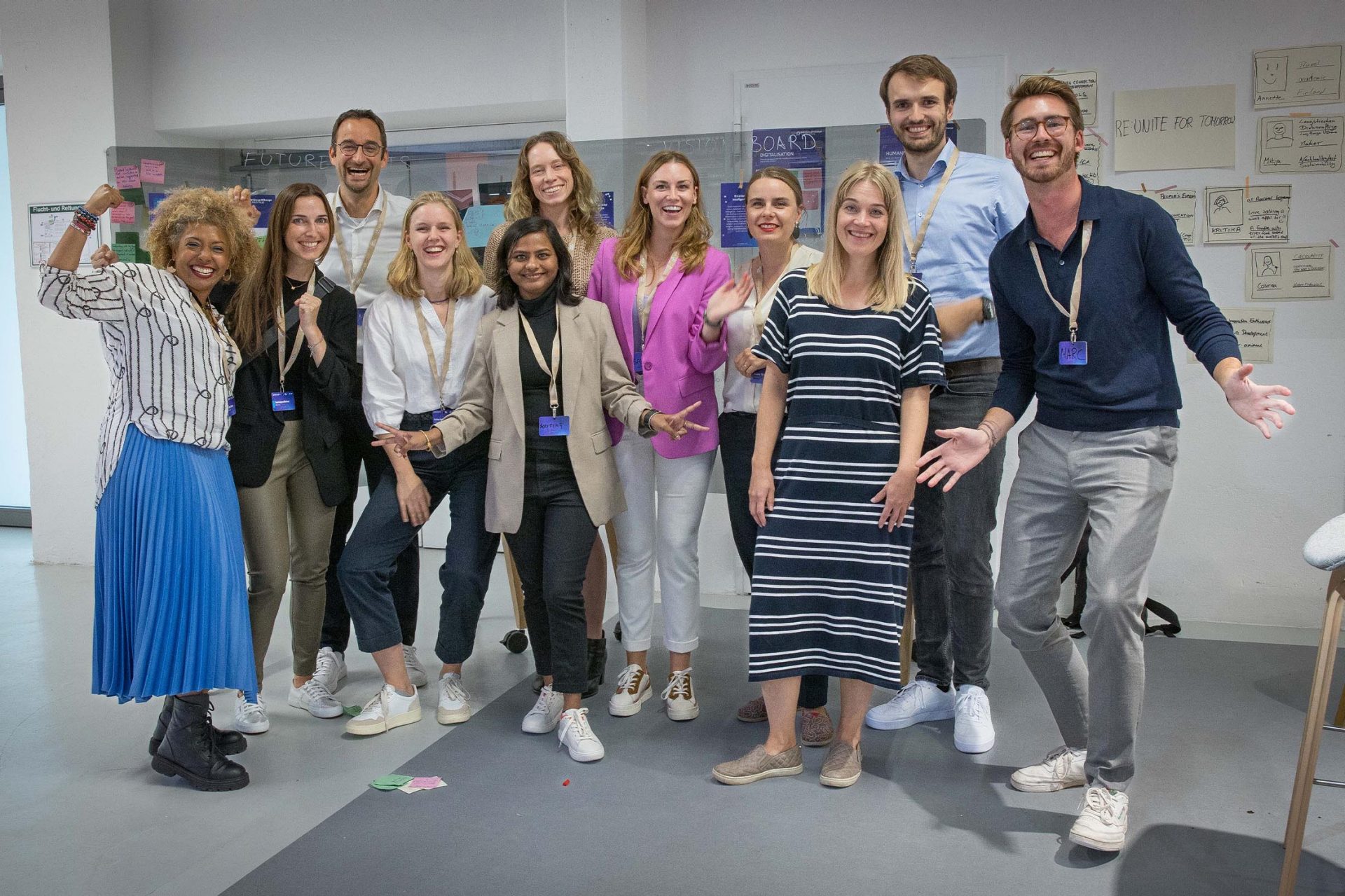  Teammitglieder bei einer Team-Building-Aktivität, Lächeln und Interaktion.