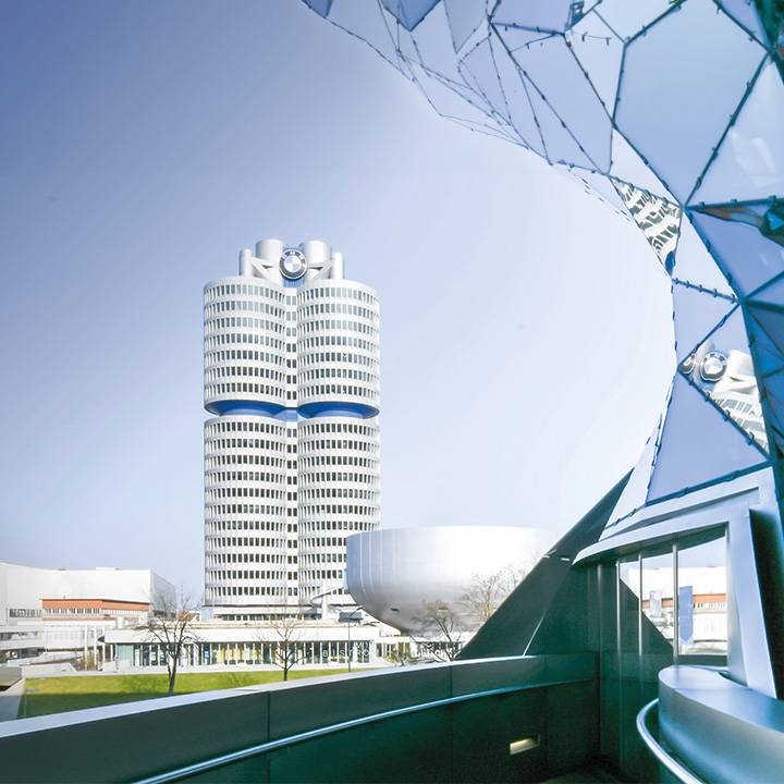 Blick auf das BMW Vierzylinder-Gebäude und das BMW Museum.