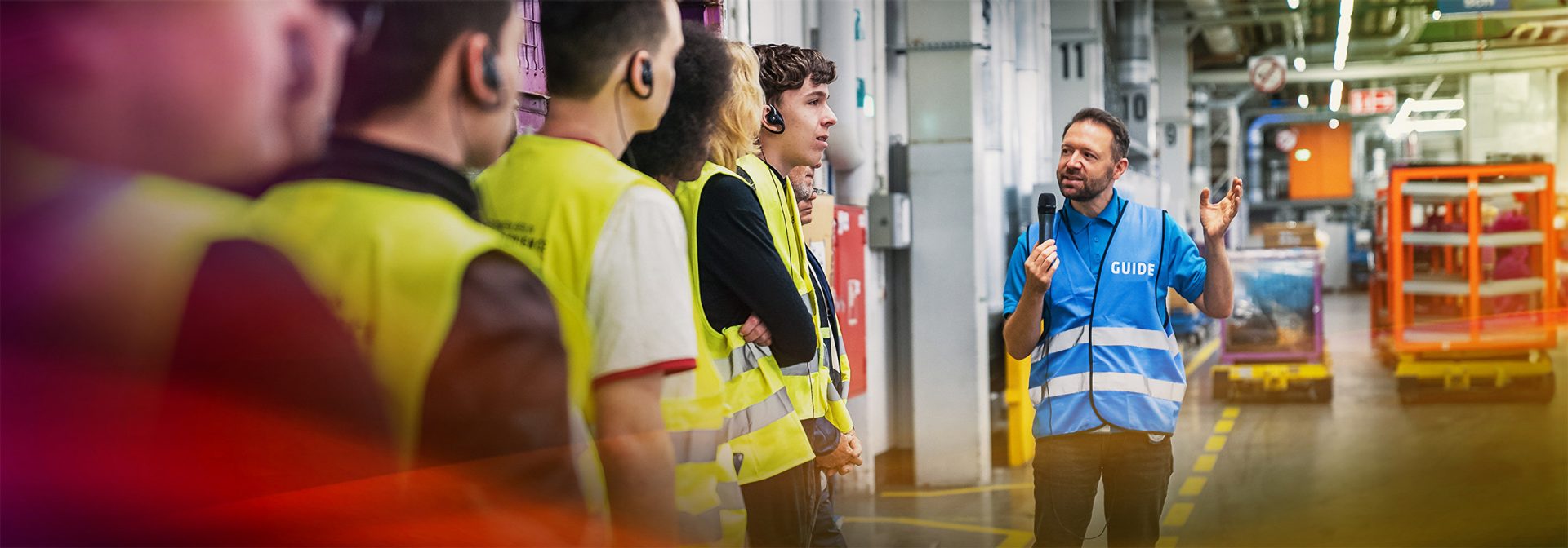 Ein Guide von der BMW führt Besucher durch die Produktionsstätte.