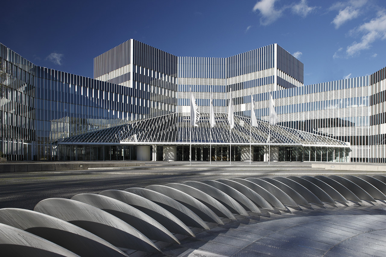 Eingang des BMW Group Forschungs- und Innovationszentrums.