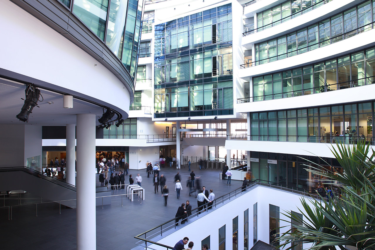Innenansicht des BMW Group Forschungs- und Innovationszentrums.