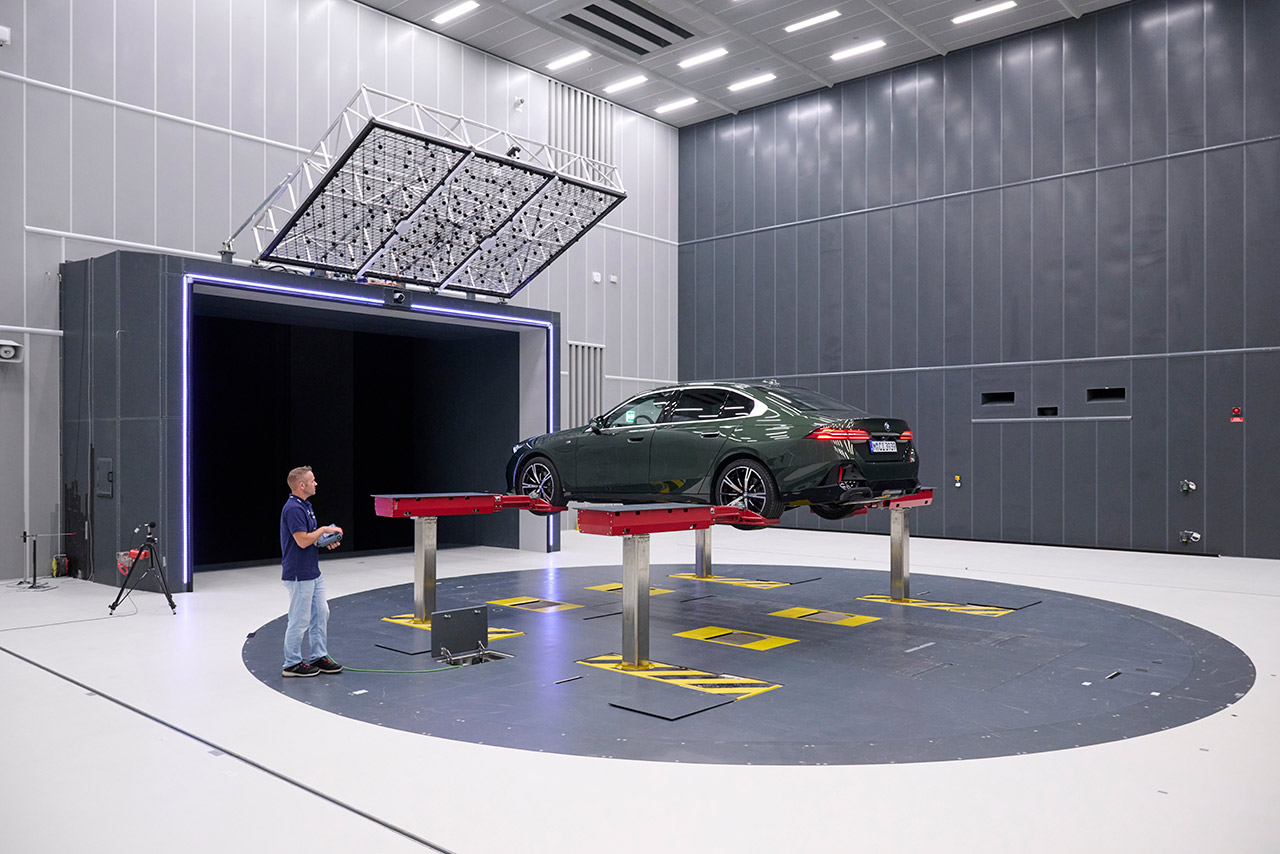 Ein Mitarbeiter bereitet den Drehteller mit einem Fahrzeug für den Aeroakustik-Windkanal der BMW Group vor.