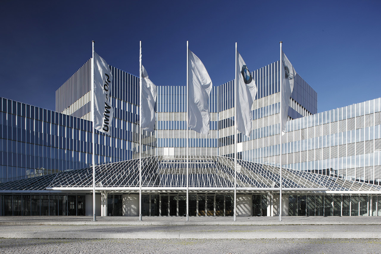 Eingang des BMW Group Forschungs- und Innovationszentrums.