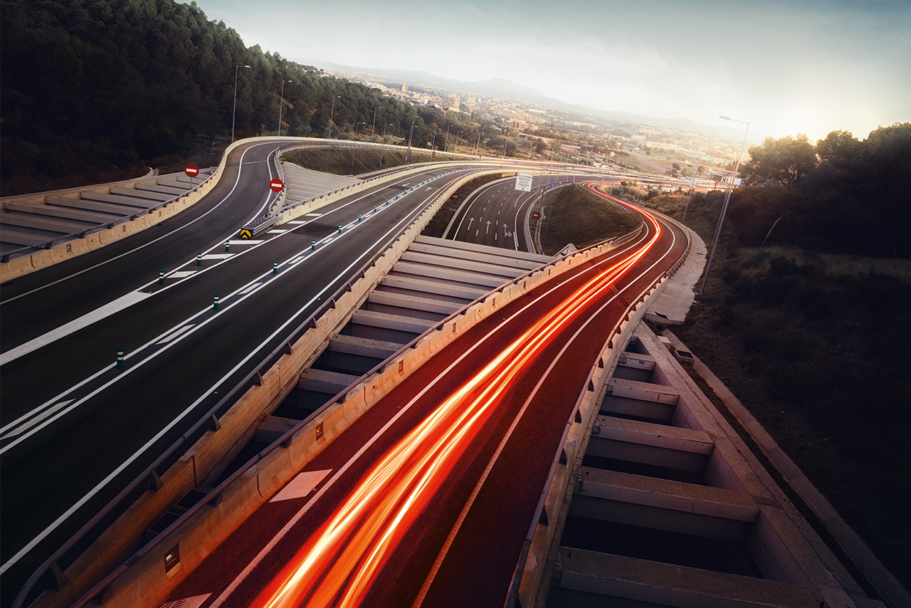Abzweigende Fahrspuren einer Autobahn