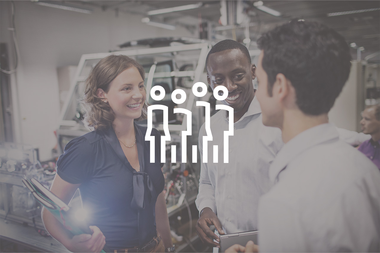 Gruppen-Icon, im Hintergrund sind drei Mitarbeiter im Produktionsumgebung bei der BMW Group.