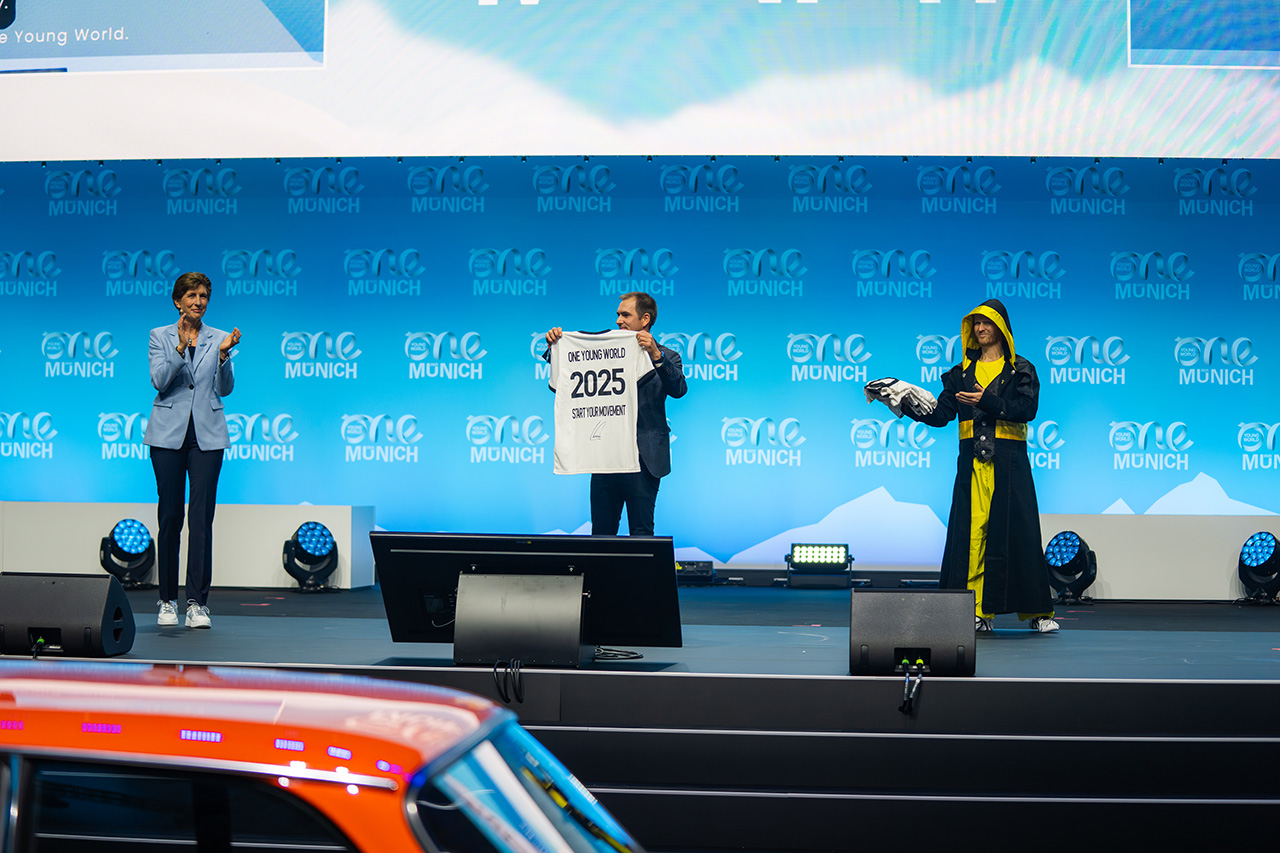 Ilka Horstmeier, Chief Human Resources and Real Estate Officer, on stage at the summit with Philipp Lahm.