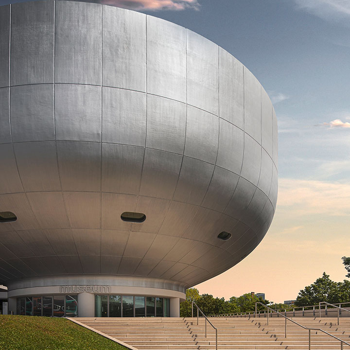Ansicht des BMW Vierzylinders und der BMW Welt