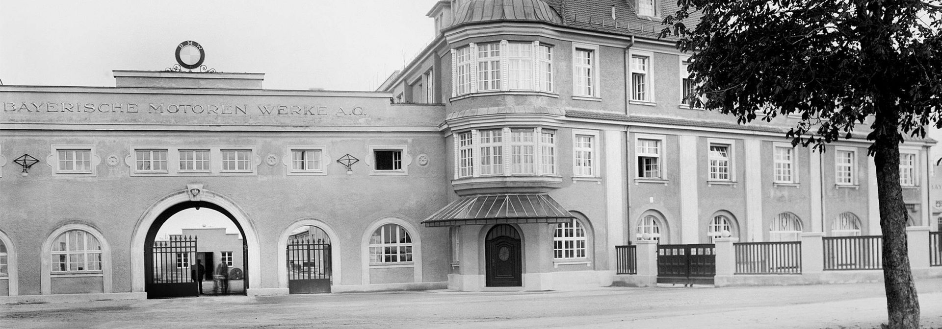 Black- and white picture of the BMW building.