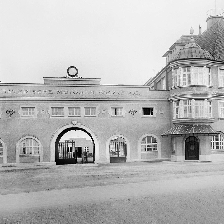 Black- and white picture of the BMW building.