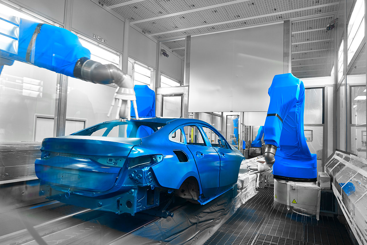 Roboterarme lackieren eine Autokarosserie