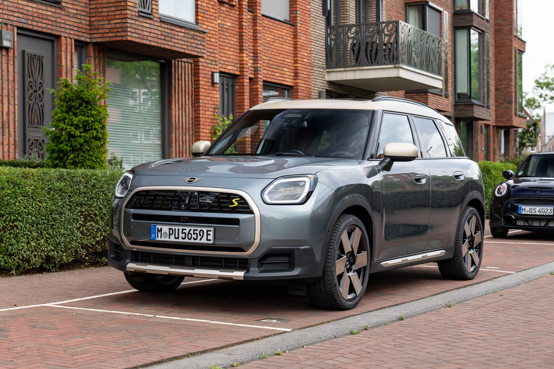 Mini Countryman SE parked infront of a townhouse