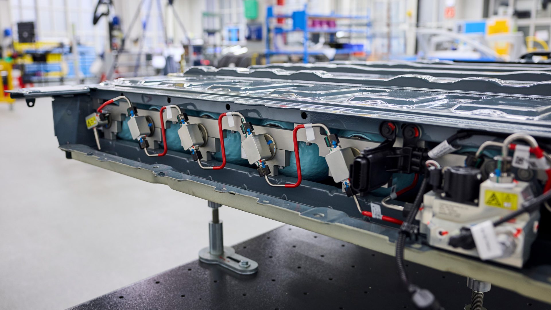 Parallel-connected high-pressure hydrogen tanks made of carbon-fibre reinforced composite material integrated into a robust metal frame.