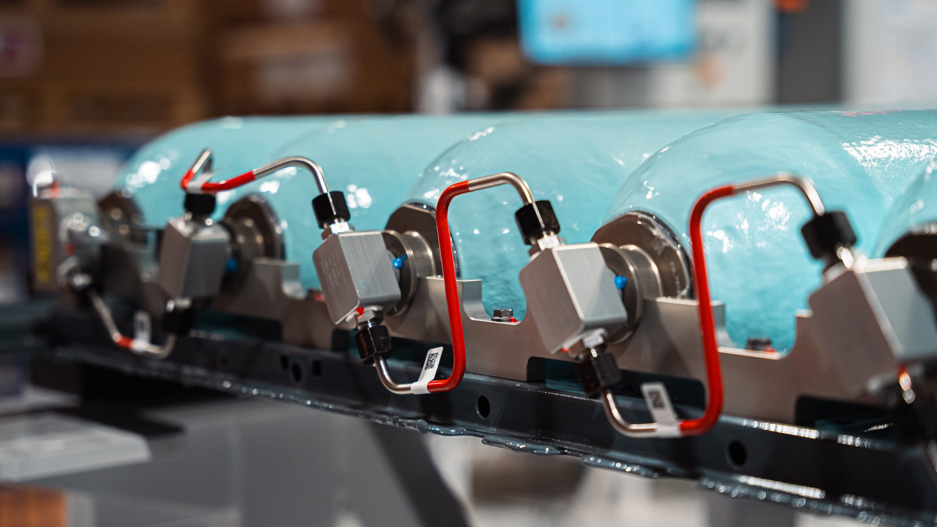 Parallel-connected high-pressure hydrogen tanks made of carbon-fibre reinforced composite material