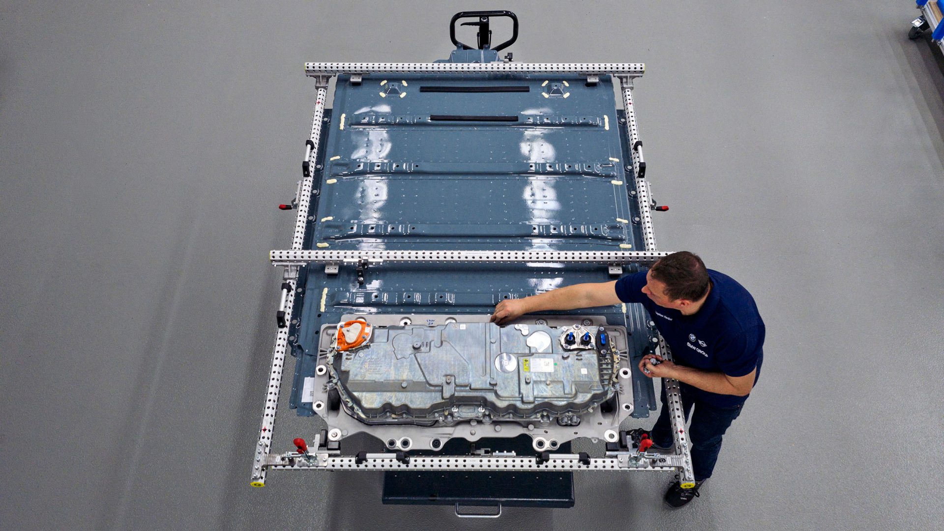 A BMW factory worker is working on the BMW Hydrogen flat storage tank for the BMW iX5 Hydrogen.