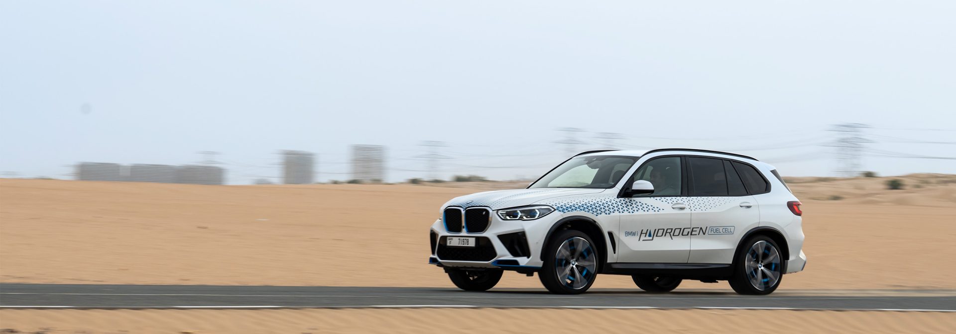BMW Hydrogen-Conceptvehicle driving through the desert.