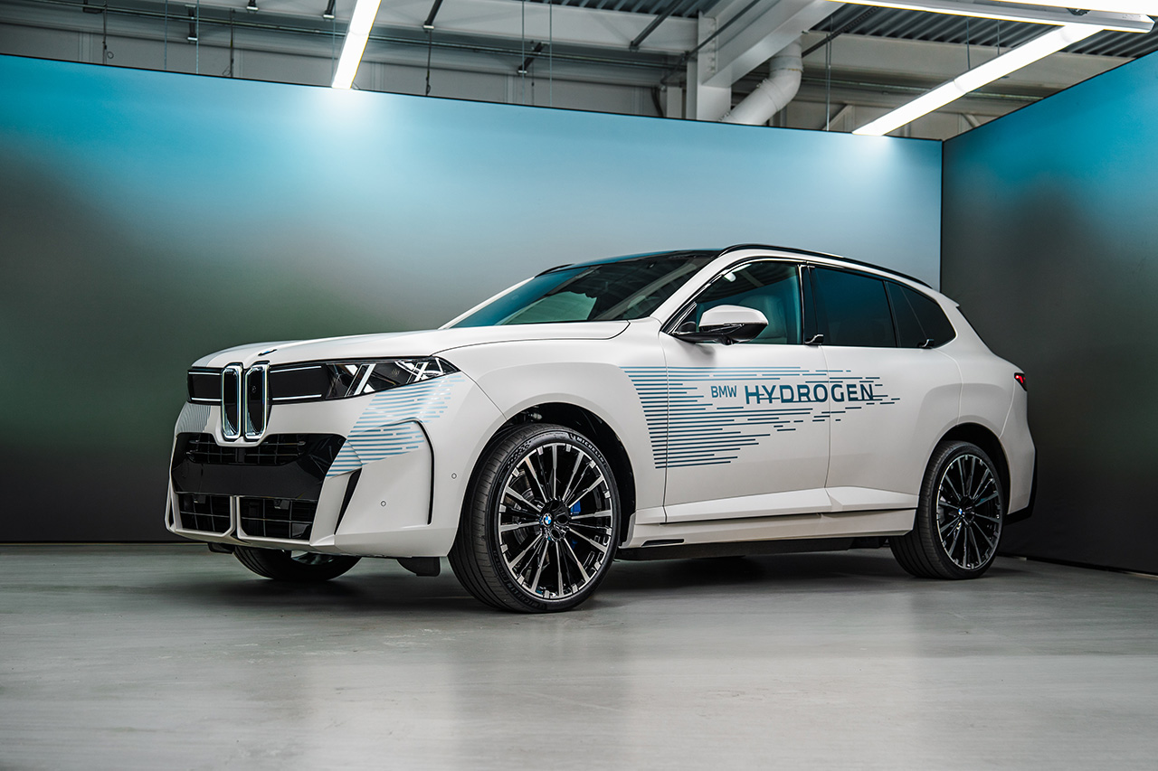 BMW iX5 Hydrogen from the side