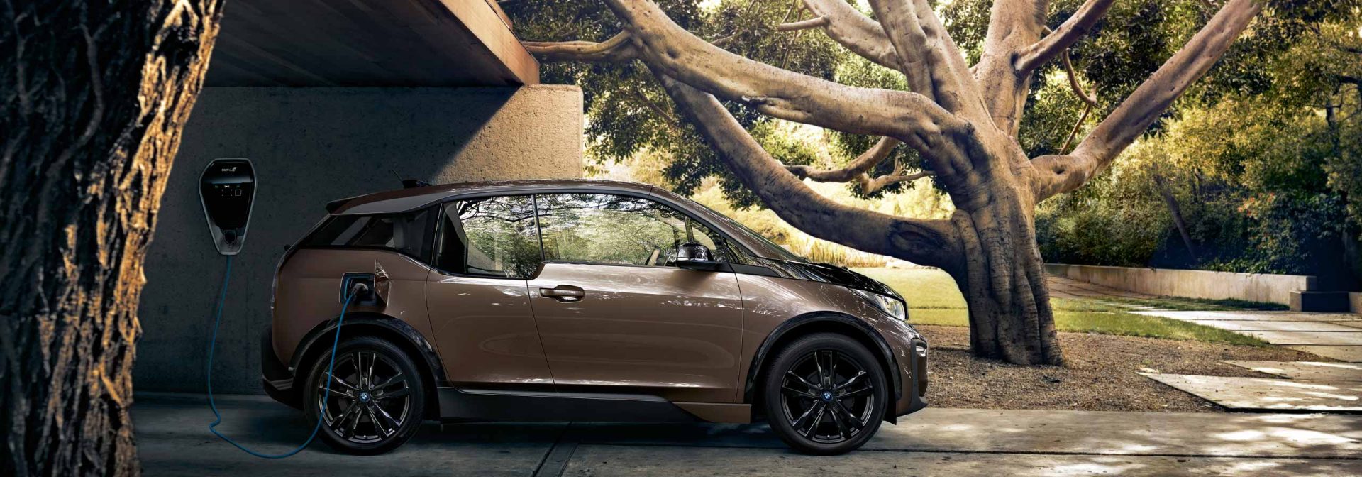 BMW i3 am Laden in einer Garage