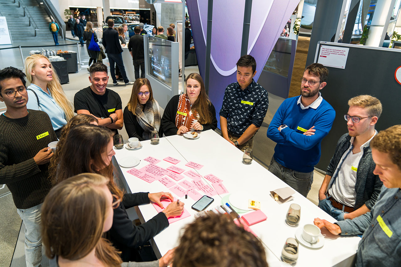 Teilnehmer des TedX München sitzen an einem Tisch