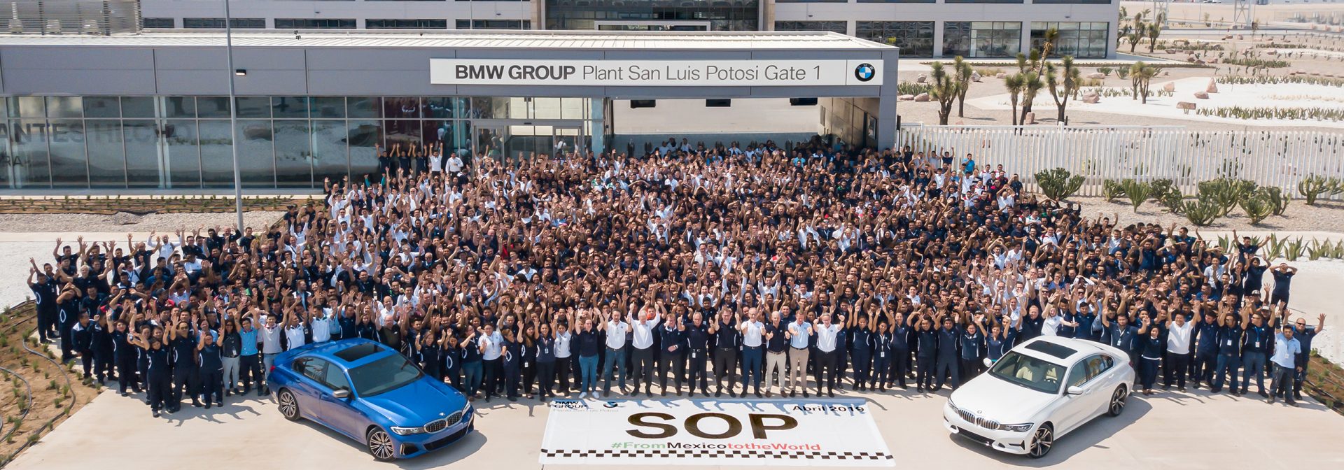 Employees of the new plant in front of Gate 1