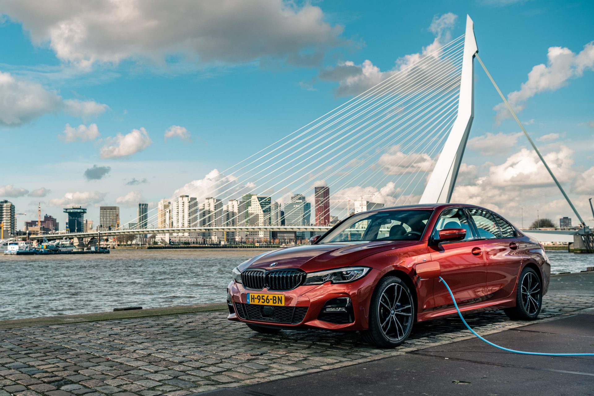Ein roter BMW an einer Ladestation in Rotterdam