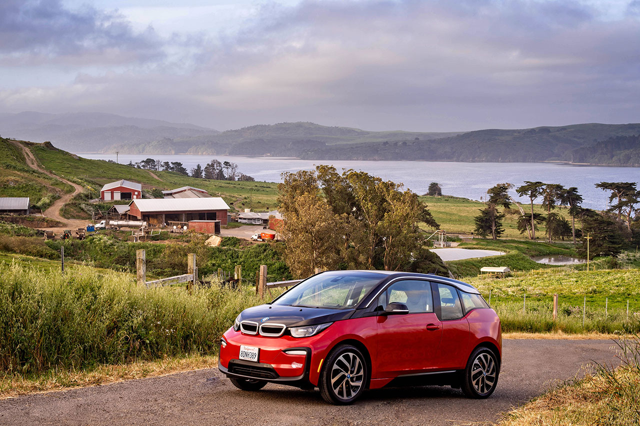 BMW i3 in malerischer Landschaft
