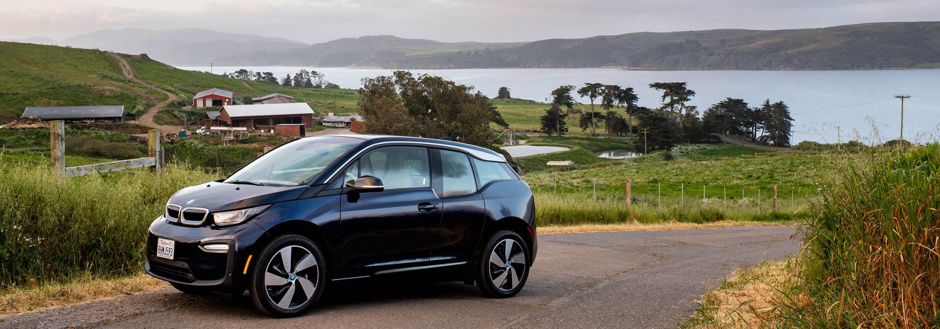 BMW i3 in malerischer Landschaft