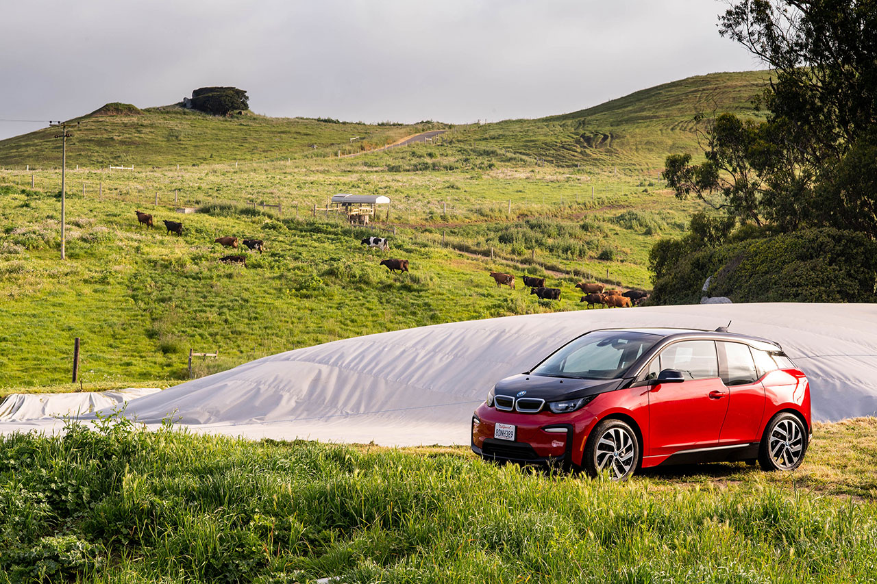 BMW i3 in malerischer Landschaft