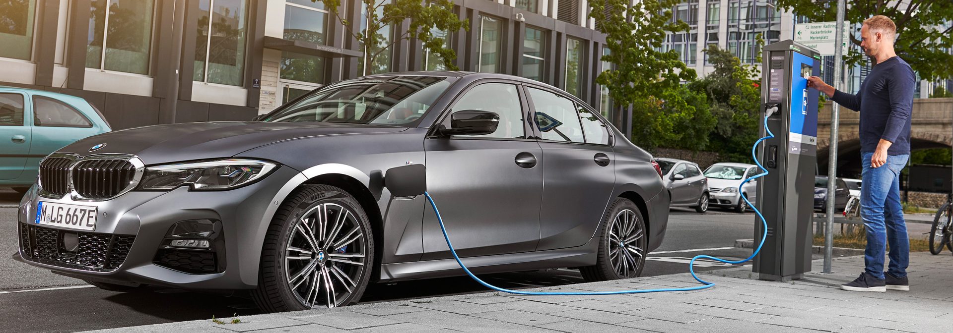 BMW Plug-In Hybrid an E-Ladestation