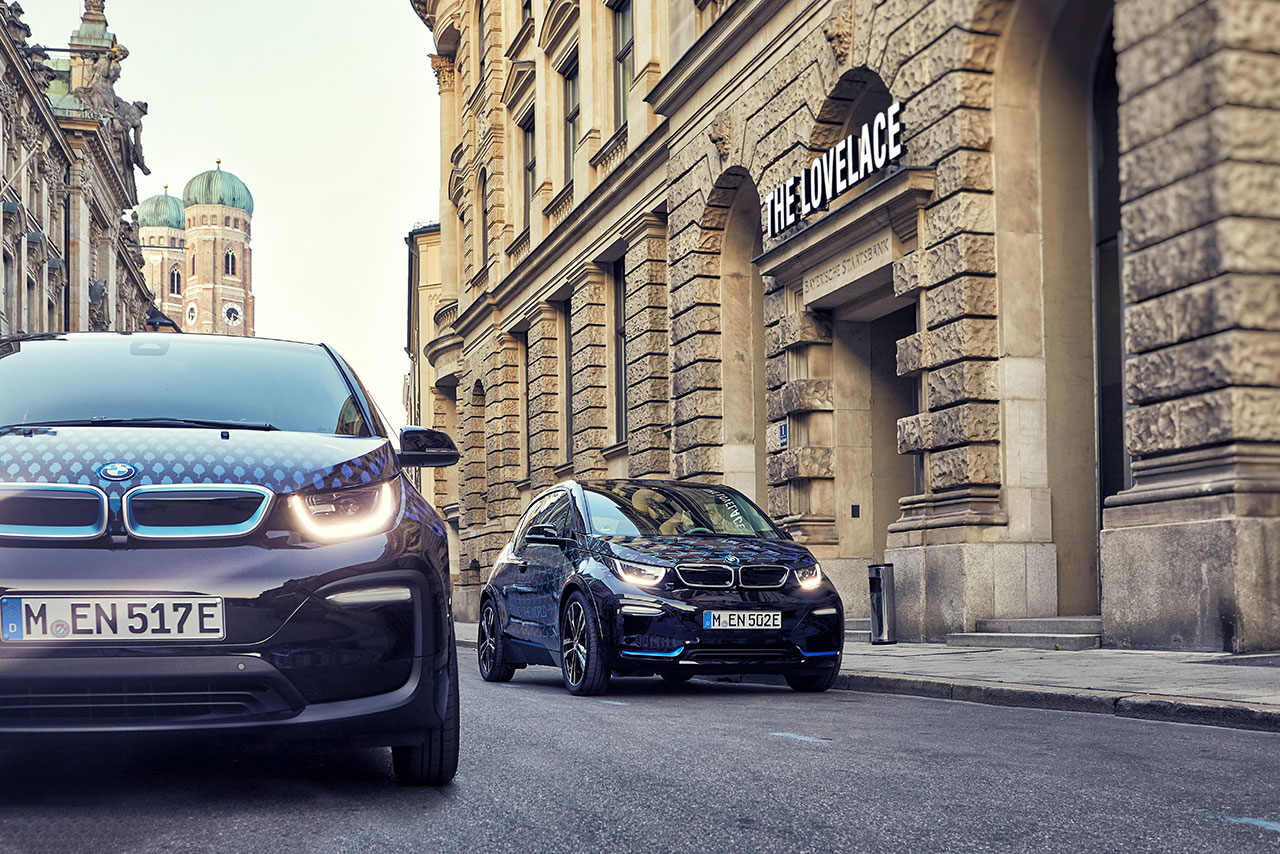 Zwei BMW i3 vor einem Hotel
