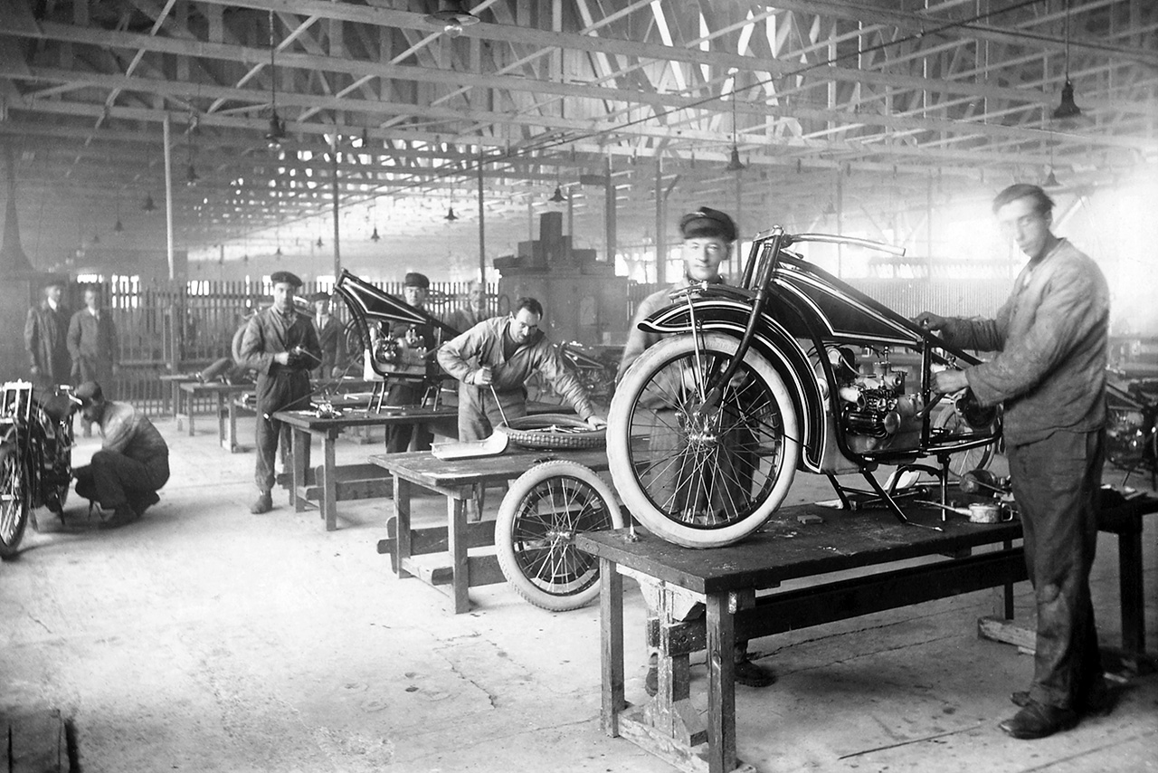 Schwarz-Weiss Bild aus der BMW Motorradfertigung