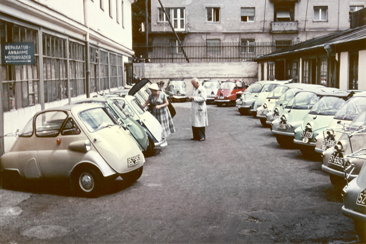 Mehrere BMW Isetta vor dem Werk München