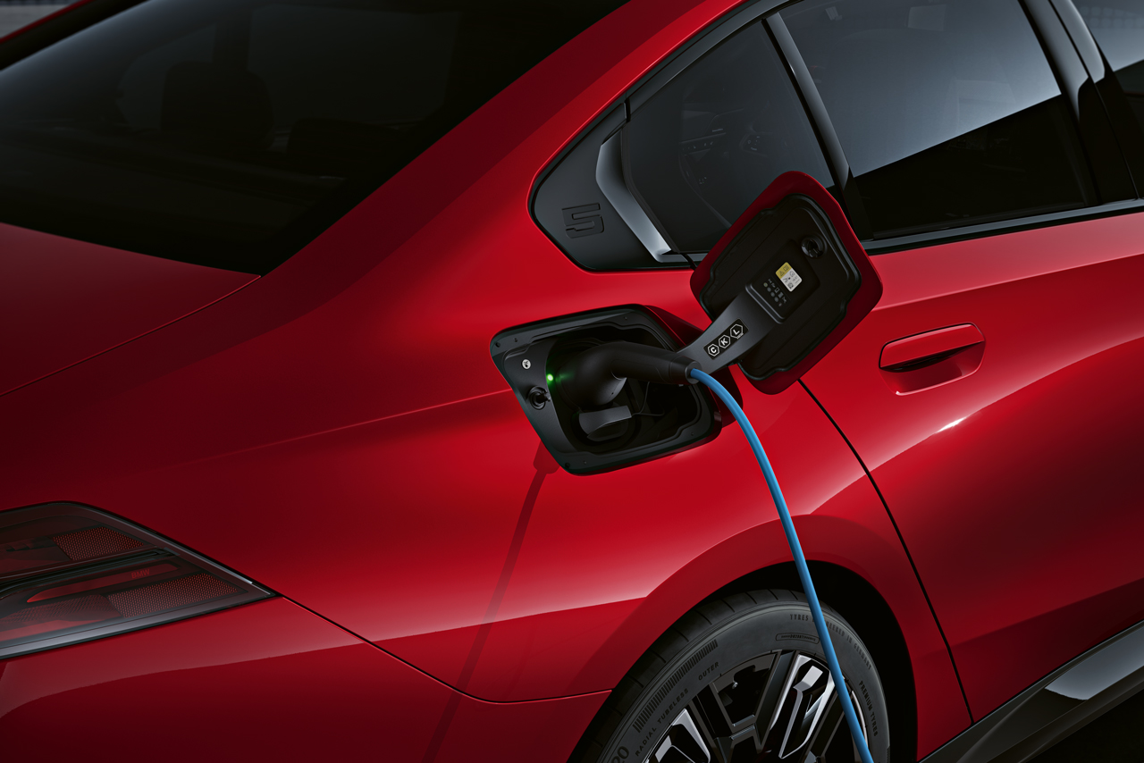 BMW i5 beim Laden