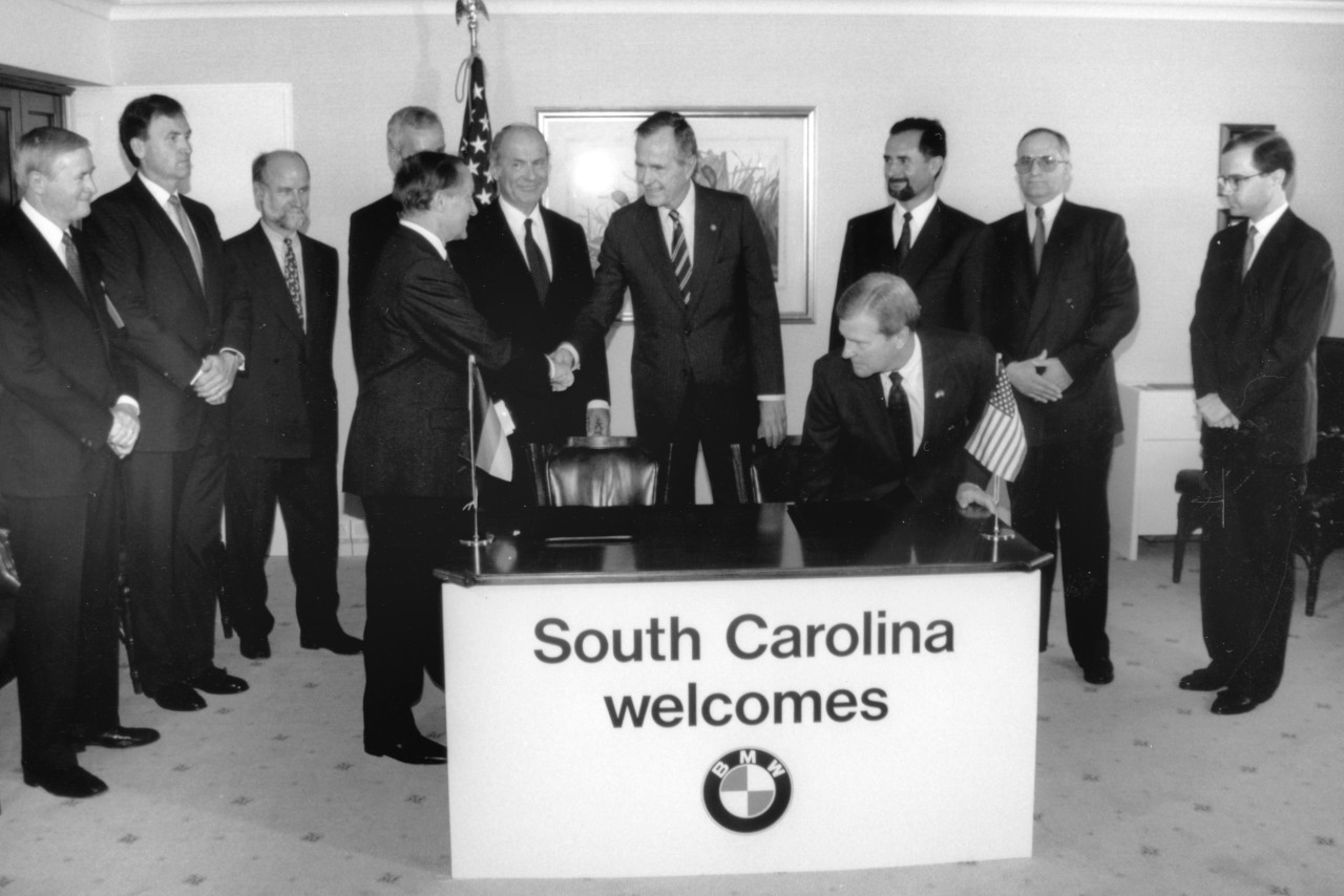 Eberhard v. Kuenheim und Gouverneur Carroll Campbell unterzeichnen am 6. Juli 1992 die Erklärung zum Bau des Werks in Spartanburg. Das neue Werk produzierte die erfolgreichen BMW X Modelle. Heute ist es der größte Standort im Produktionsnetzwerk des Unternehmens. 