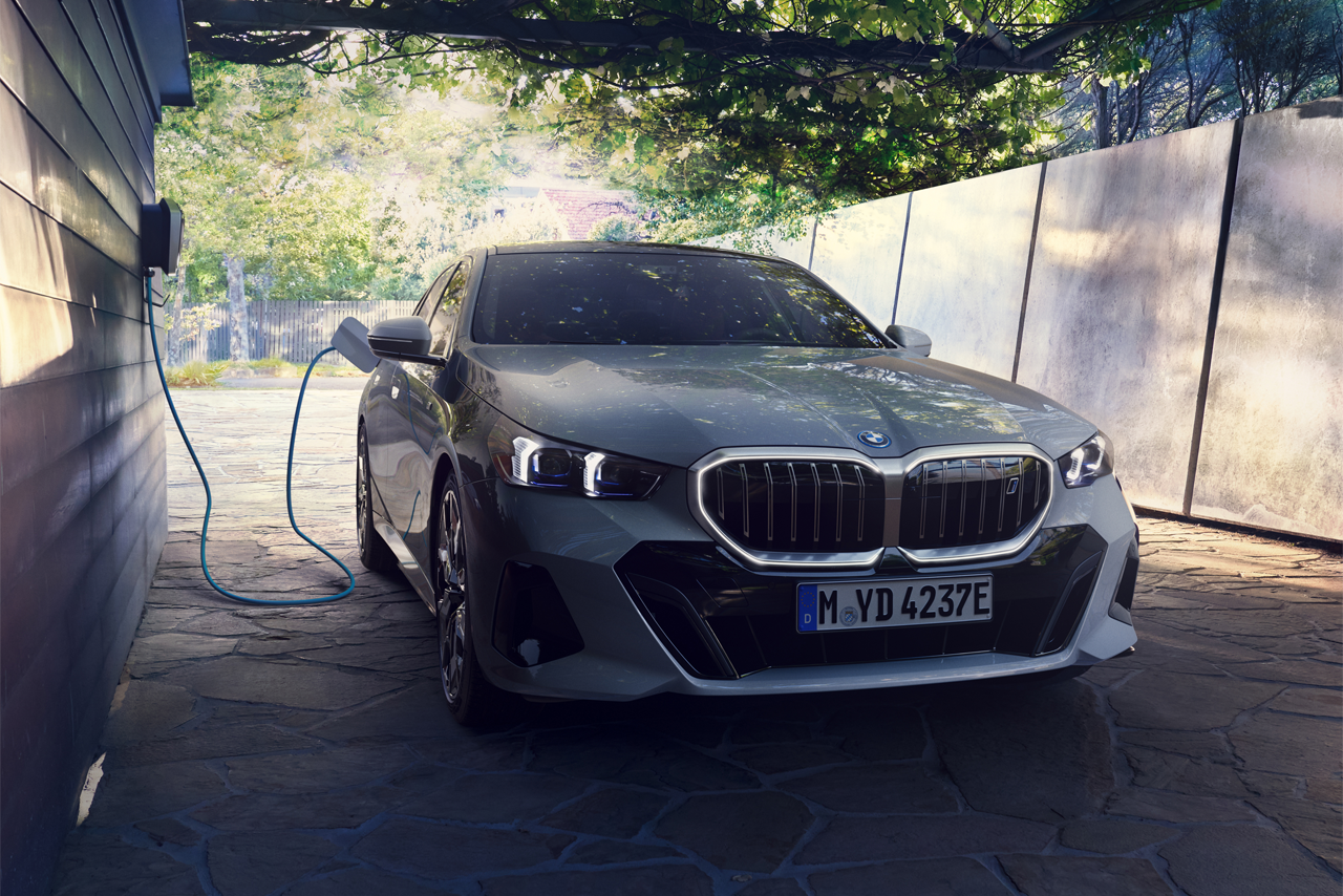 A BMW i5 is charged.