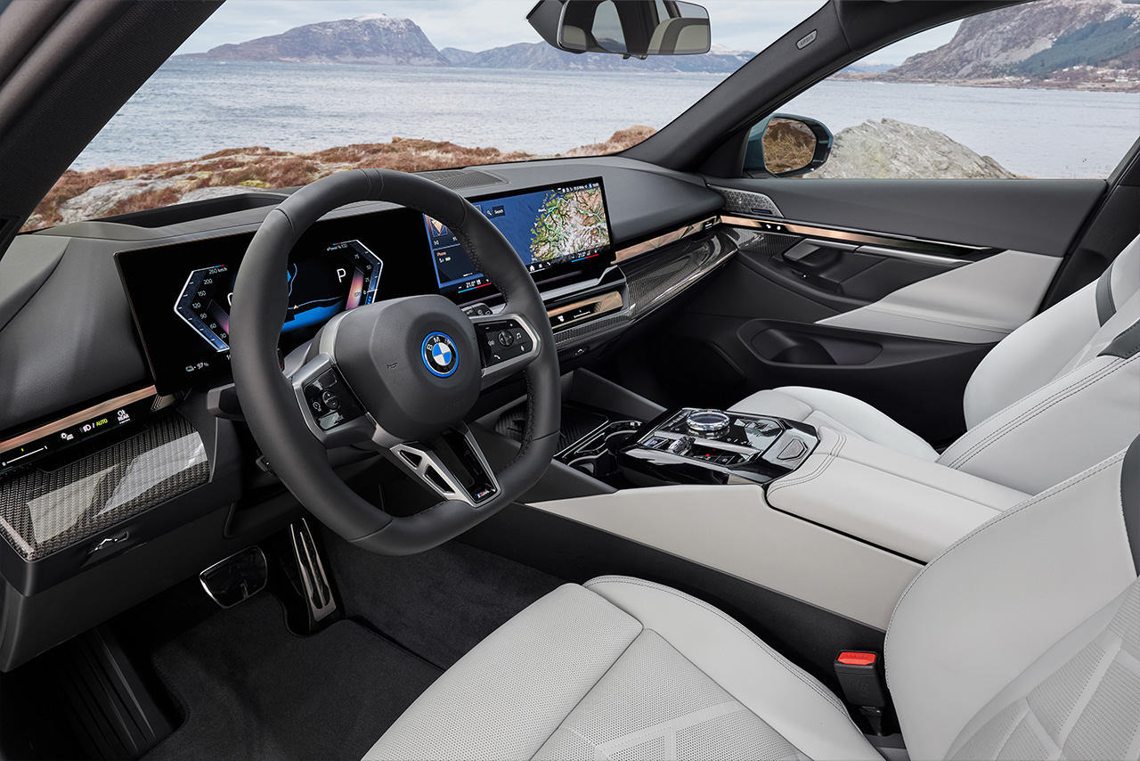 Inside the BMW i5 Touring – with the BMW Curved Display in action.