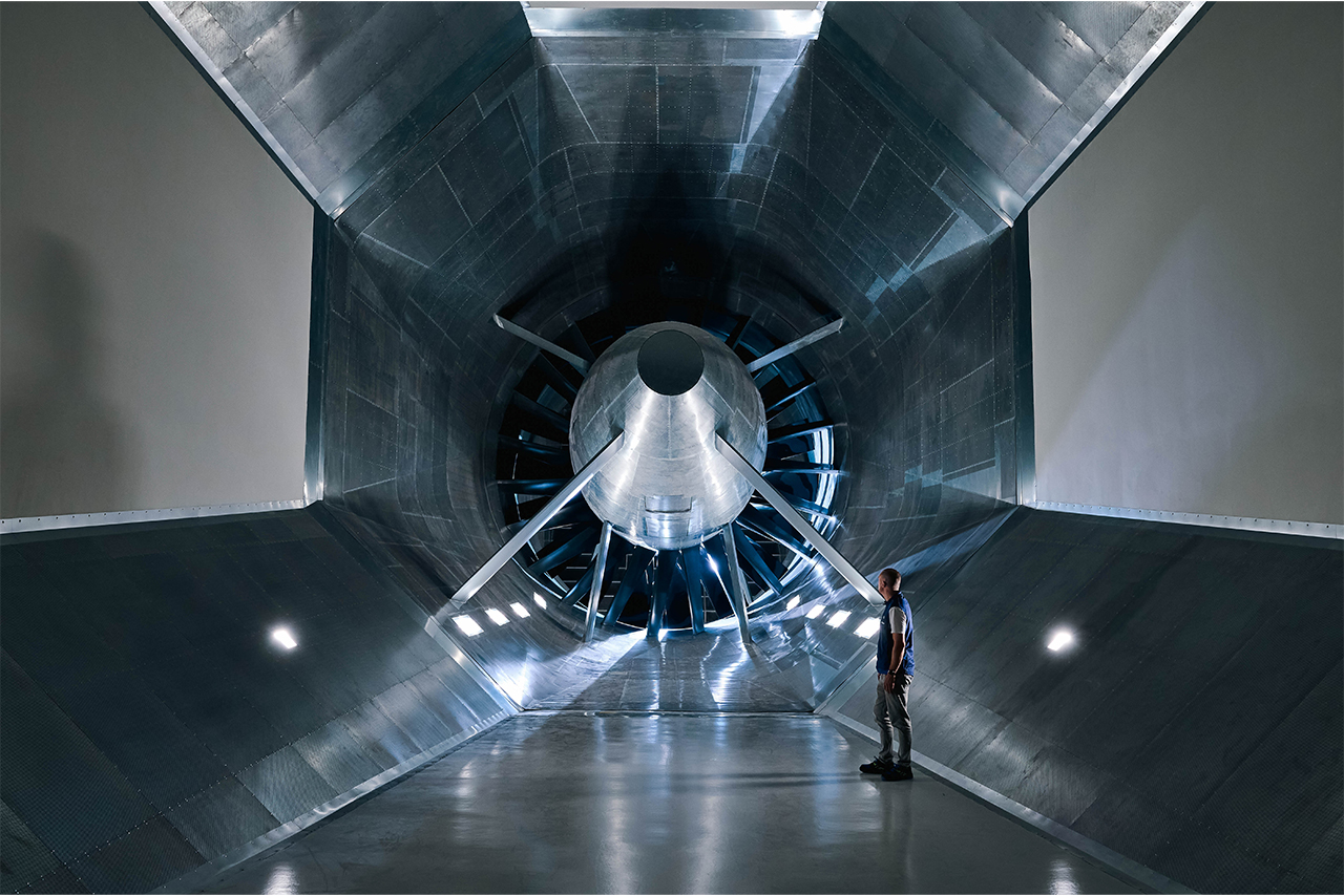 A BMW Group employee in the new wind tunnel.