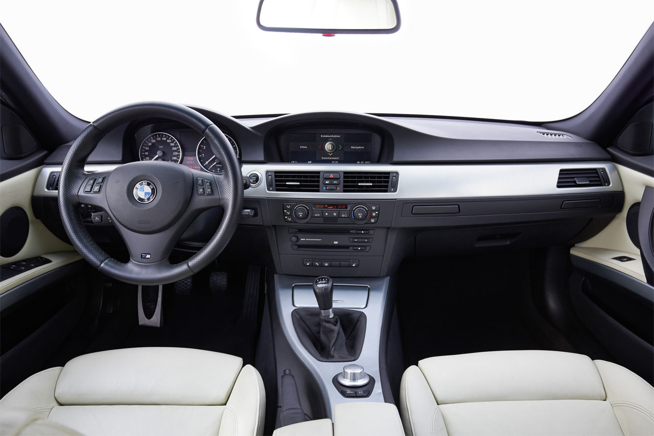 Command centre in the BMW E90: The cockpit, centre console with iDrive Controller, gearstick and multimedia display viewed from the rear seat.